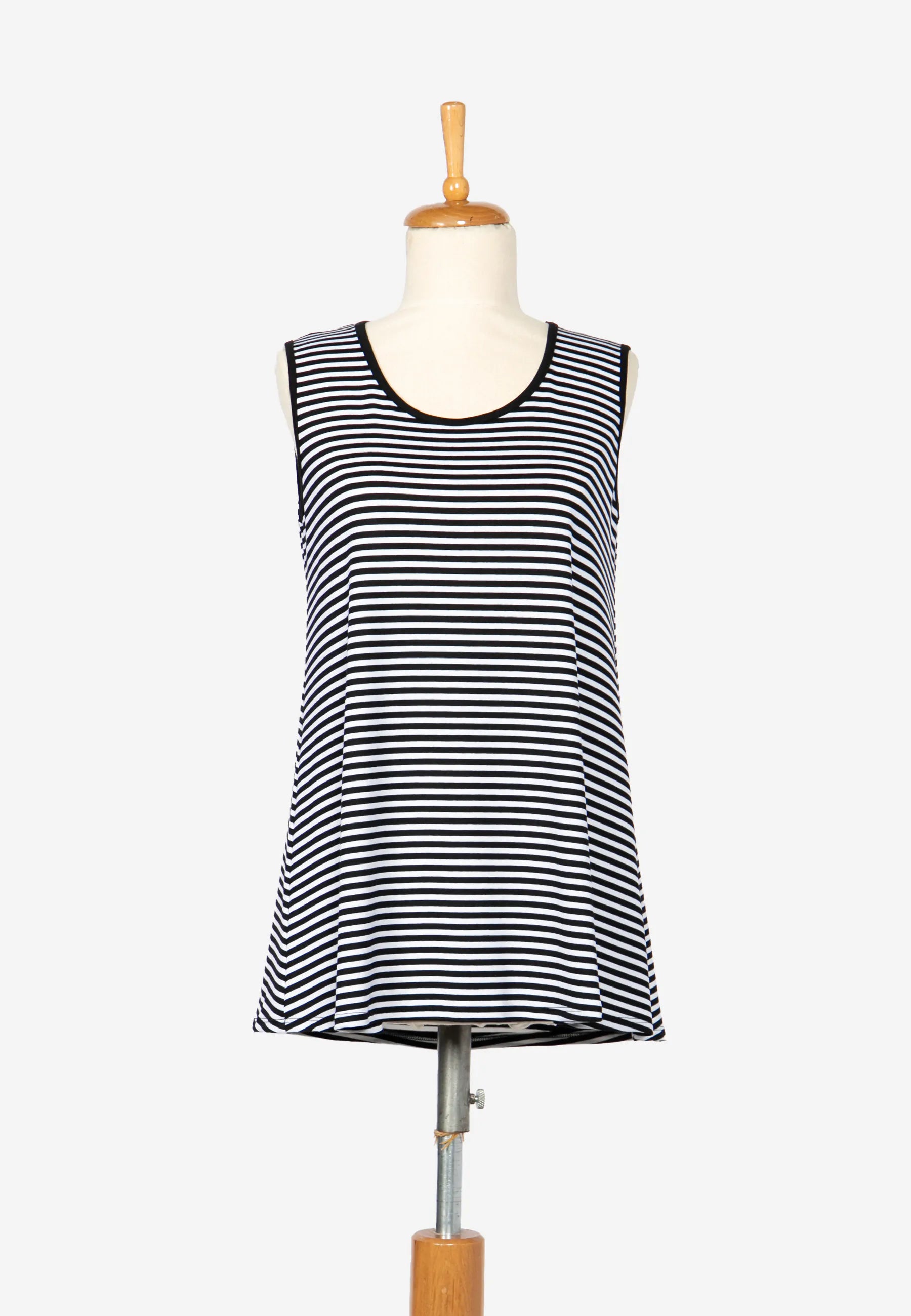 #color_black-and-white-thin-striped